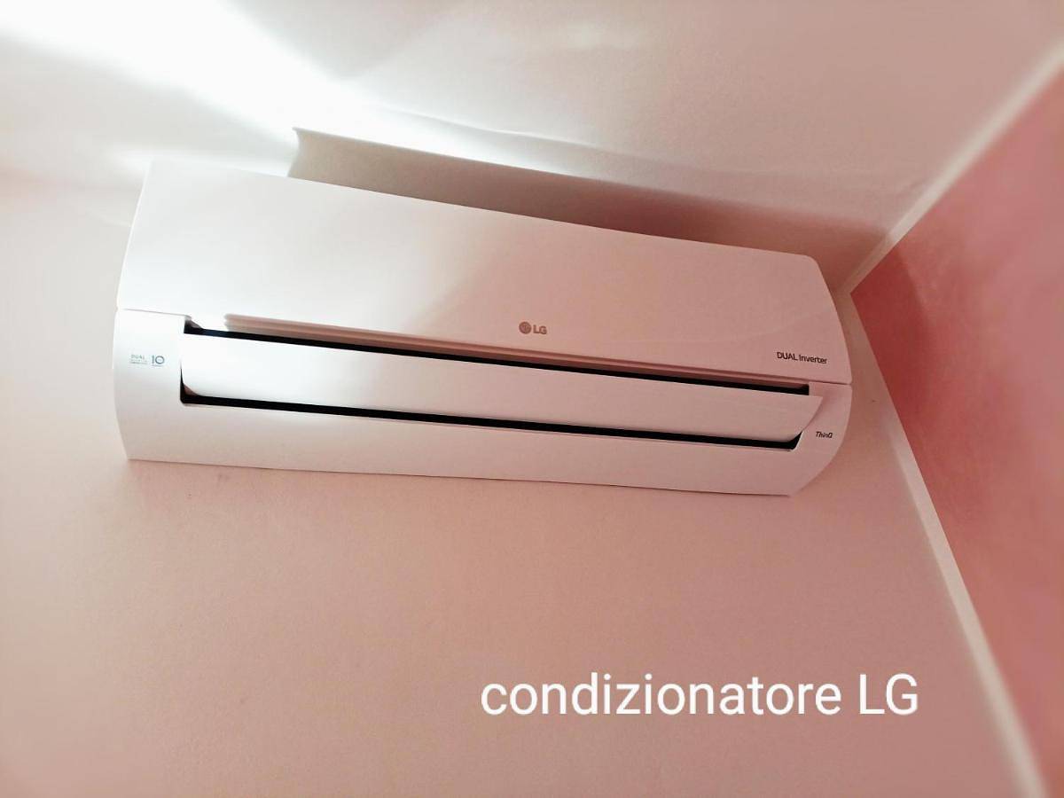 Single Room with Shared Bathroom in Ostra, Ancona Provinz
