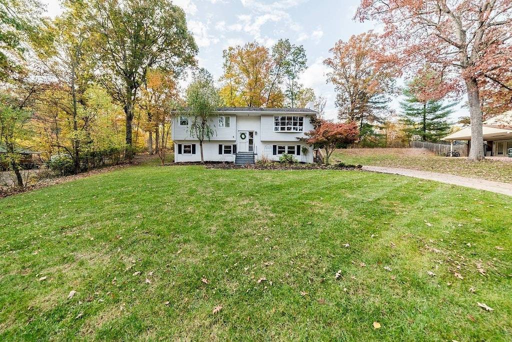 The Grove: Sammeln. Entspannen Sie Sich. Abspielen. Geschäft. Erkunden. in Lynchburg, Virginia