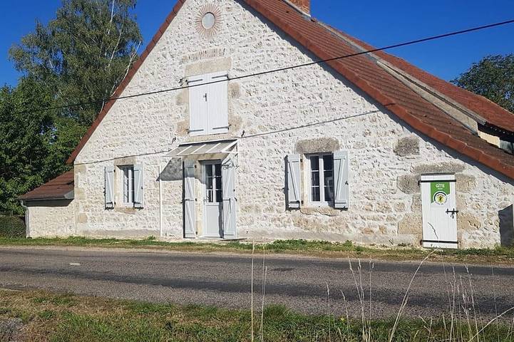 Gîte pour 2 personnes, avec jardin à Rongères