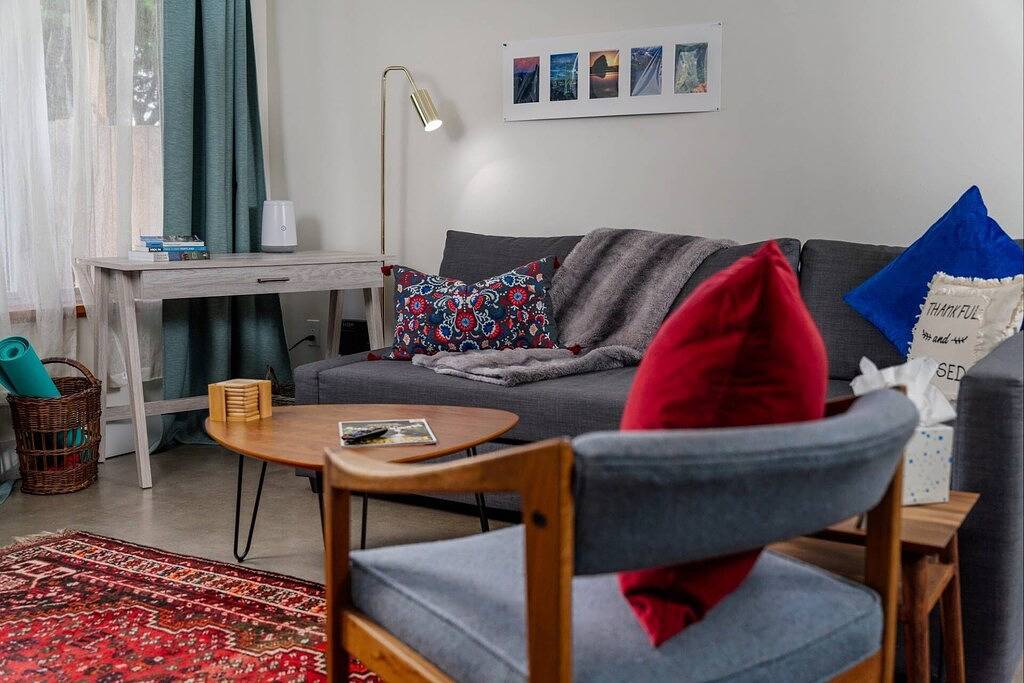 Excellent Location, Close to Parks, Groceries, Single Level Detached Retreat, 15 Minutes to Portland in Portland, Multnomah County