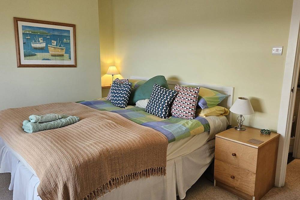 Charlies -  a cottage that sleeps 6 guests  in 3 bedrooms in St Mawes, Cornwall