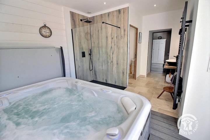 Gîte pour 2 personnes, avec Jacuzzi ainsi que Terrasse et Jardin à Plouasne