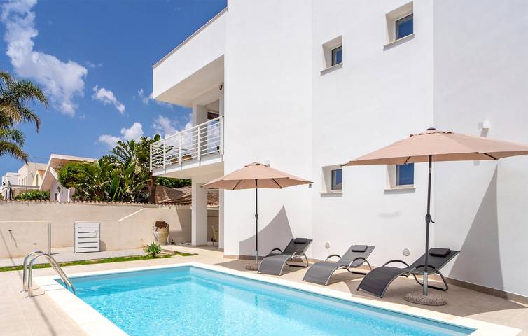 Ferienwohnung für 4 Personen, mit Pool und Garten sowie Terrasse