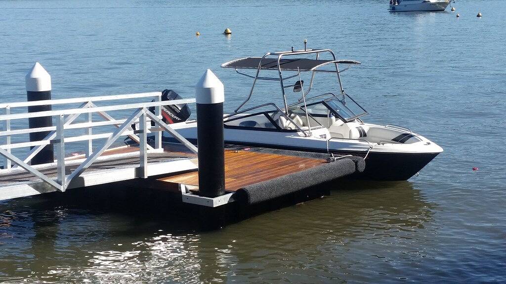 Absolute Waterfront: Turners River Haus Hawkesbury River. Wobby Strand in New South Wales