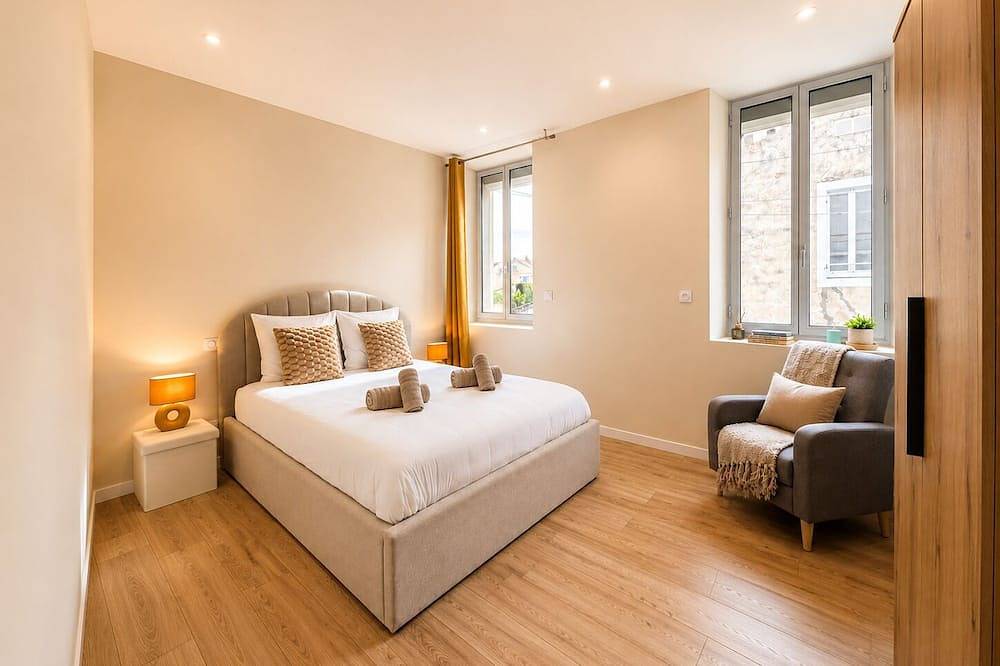 Large modern villa with pool, billiards & private parking, 5min from town center in Orange, Vaucluse