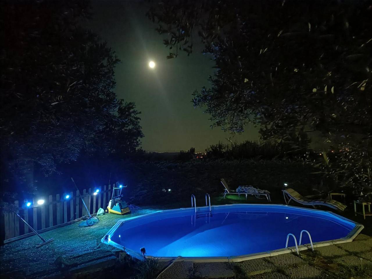 Entire apartment, Apartment 'Il Glicine' with Shared Pool, Wi-Fi and Air Conditioning in Vinci, Florence Province
