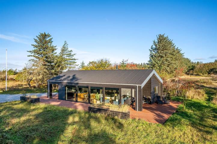 Ferieudlejning for 7 personer, med terrasse i Skallerup Klit