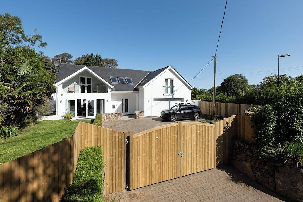 Lahaina, family home with garden and parking in St. Ives, Cornwall