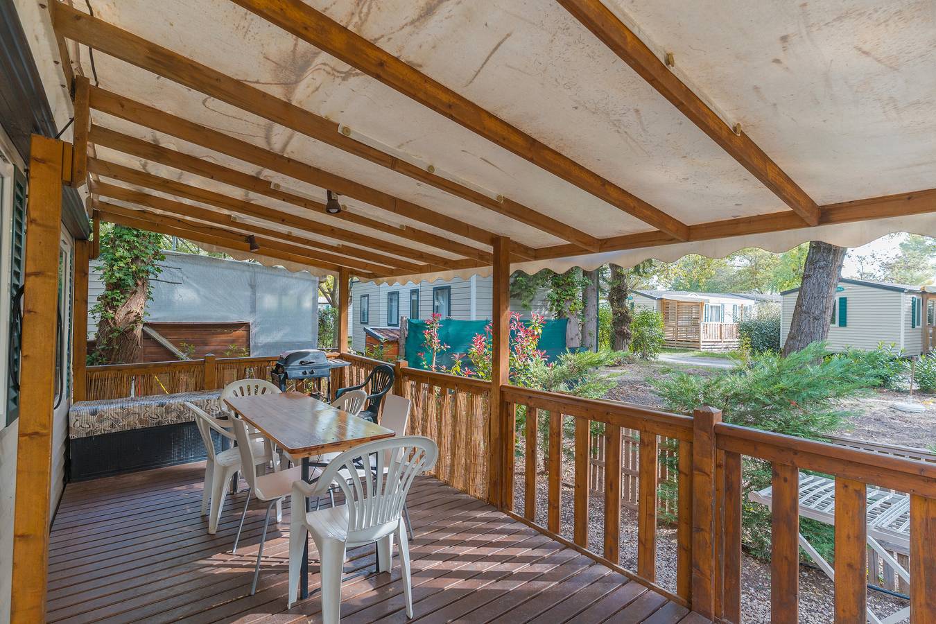 Caravan 'Mobil-home' with Shared Pool, Private Terrace and Air Conditioning in La Roque-d'Anthéron, Aix-en-Provence region