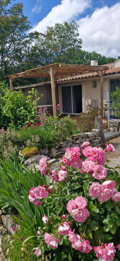 Maison de vacances pour 3 personnes, avec piscine et jardin ainsi que terrasse et vue