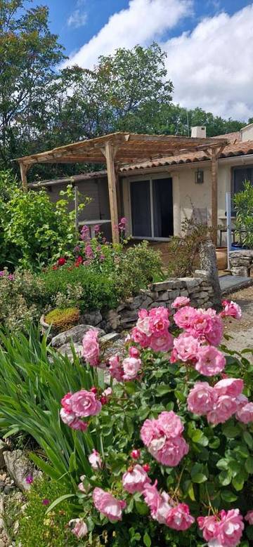 Gîte pour 3 personnes, avec jardin et vue ainsi que terrasse et piscine à Sauzet