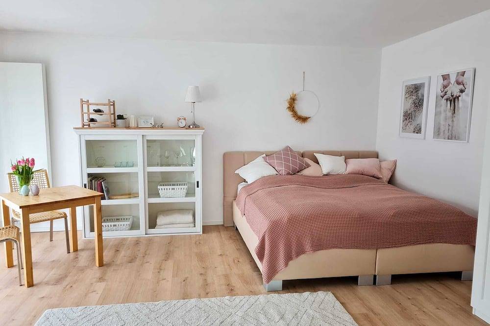 Ganze Wohnung, Schöne Ferienwohnung mit eigener Terasse am Rande Wiesbadens in Wiesbaden, Südhessen