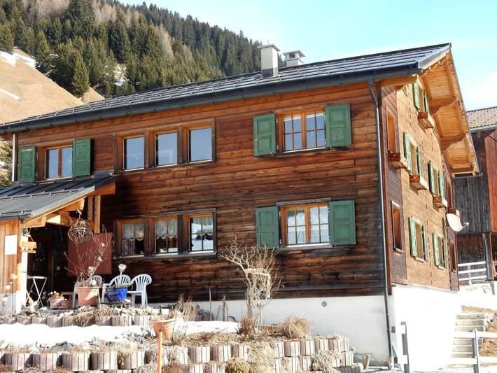 Ferienwohnung für 10 Personen, mit Terrasse und Garten sowie Ausblick in St. Antönien