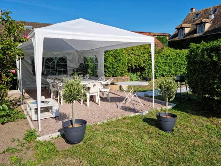 Location de vacances pour 6 personnes, avec piscine et vue ainsi que bassin pour enfant et jardin, animaux acceptés à Gigny-sur-Saône