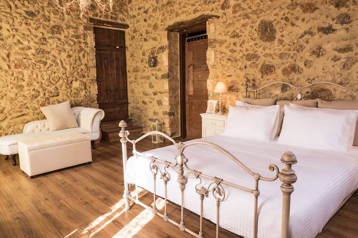 VillaMalaxa Private Luxury with amazing Views all over the city in Chania region