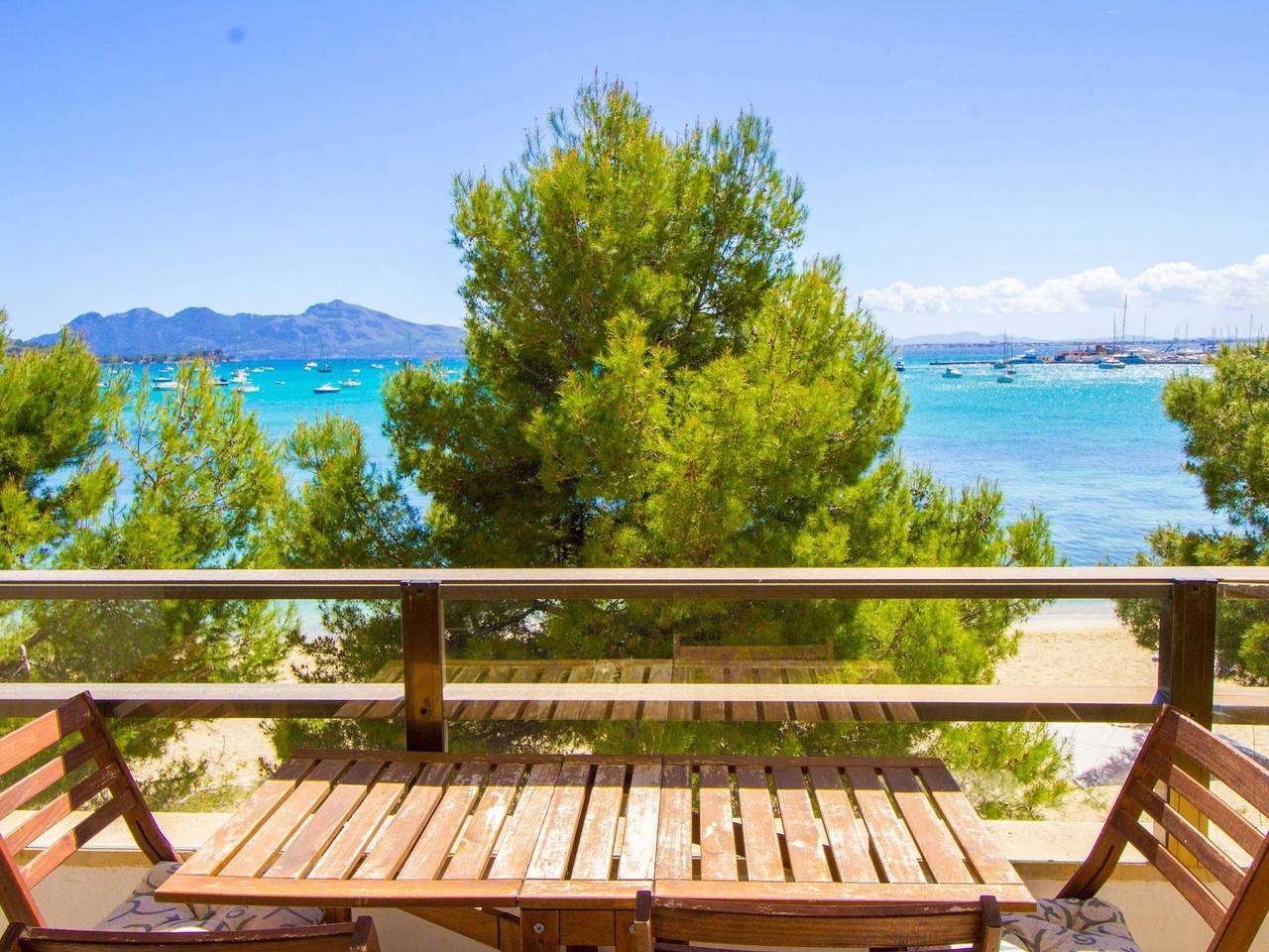Entire holiday apartment, Lovely beachfront apartment in Port de Pollença, Pollença