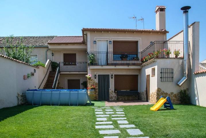 Casa rural con piscina para 20 personas, con piscina y jardín, Se admiten mascotas en Provincia de Segovia