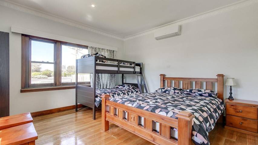 Holiday home for 10 people, with terrace in Lakes Entrance