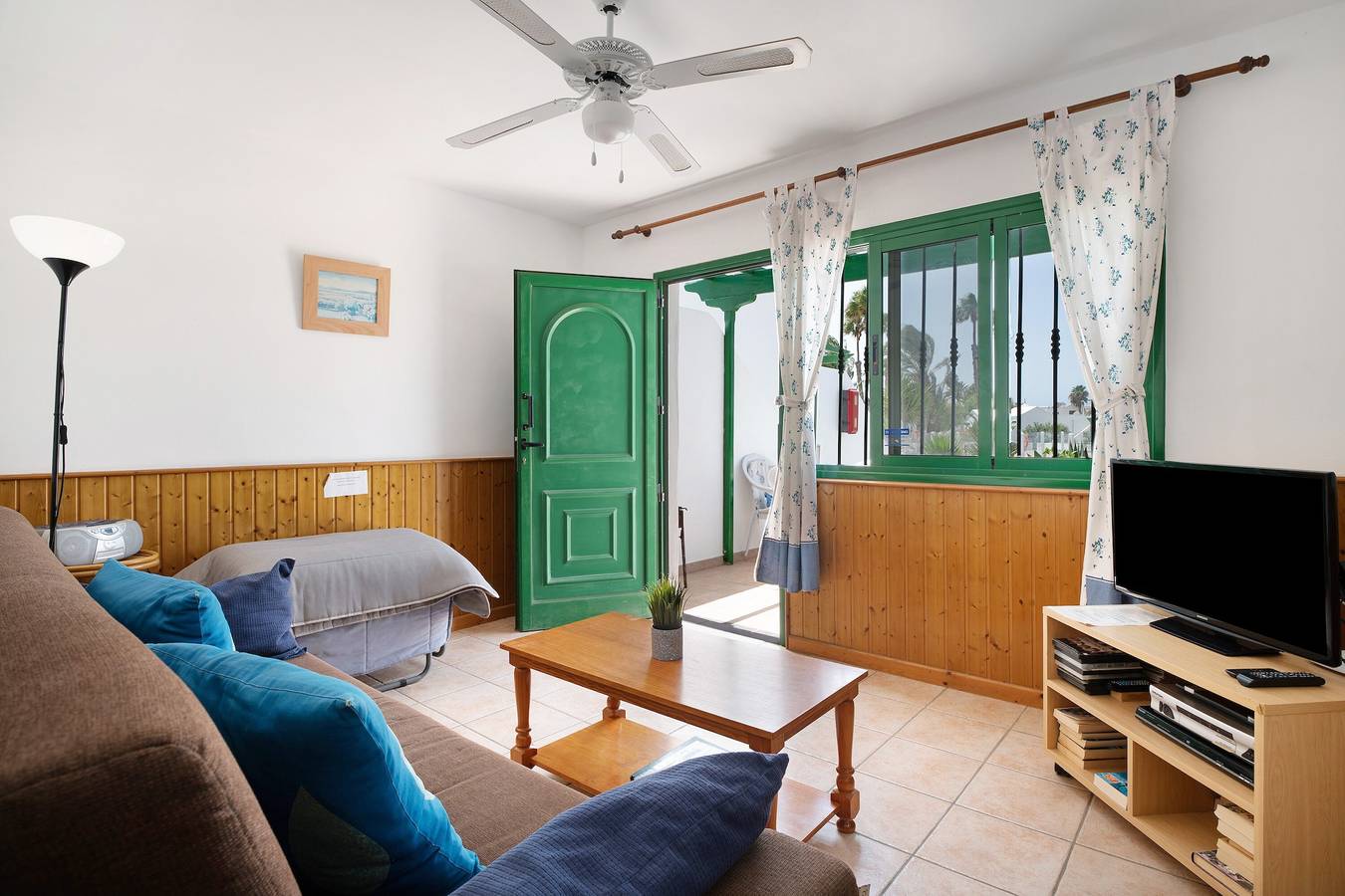 Apartamento entero, Apartamento de vacaciones 'Jardin Del Sol 32' con piscina compartida, terraza privada y Wi-Fi in Playa Blanca, Yaiza