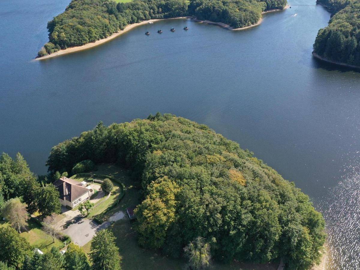Gîte en bord de lac avec terrasse, jardin clos, activités nautiques et proche sites touristiques - Fr-1-742-150 in Saint-Étienne-Cantalès, Région d'Aurillac