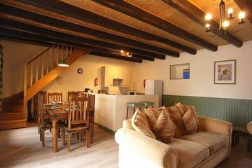 Gîte pour 6 personnes, avec terrasse ainsi que piscine et jardin à Les Champs-Géraux