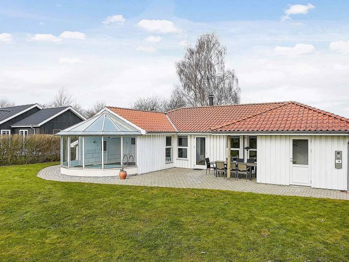Ferienhaus für 10 Personen, mit Terrasse und Garten sowie Pool und Sauna in Pøt Strandby