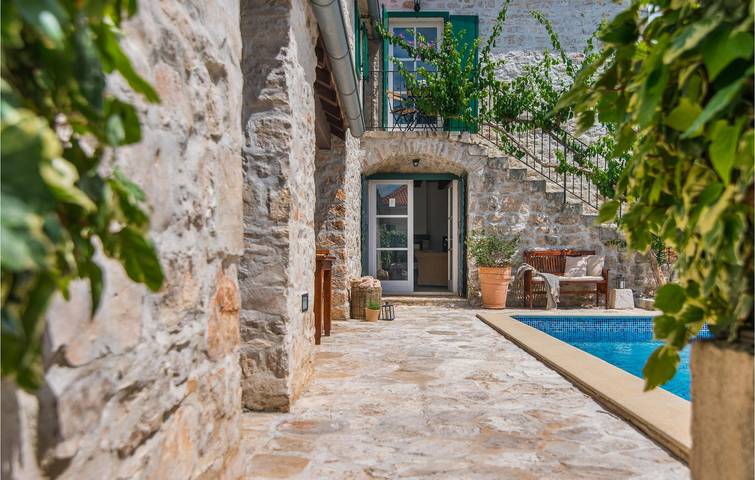 Acogedor apartamento de 2 dormitorios con piscina, a 900 m de la playa: ¡ideal para tu escapada! in Mirca, Supetar