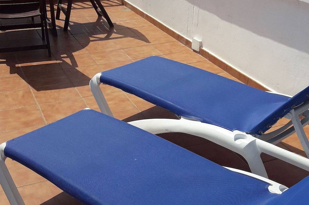 Fantastic location, 2 bed 2 bathroom property, stunning views, private Jacuzzi. in Punta de las Mujeres, Lanzarote