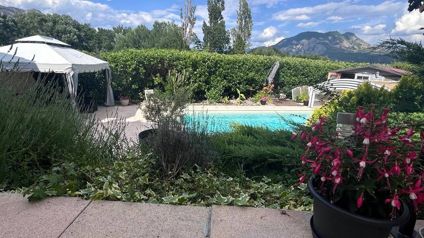 Chambre d’hôte pour 3 personnes, avec Terrasse et Jardin ainsi que Piscine et Vue