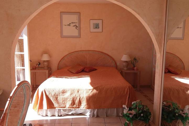 Beautiful villa, private pool, panoramic views, peaceful, central to all. in Grasse, Mittelmeerküste (Frankreich)