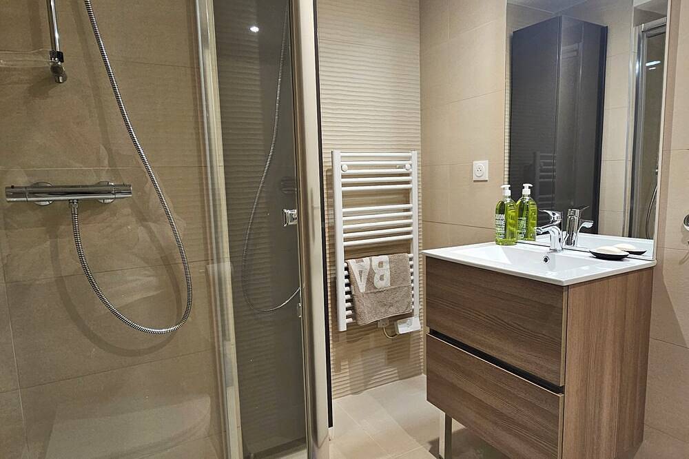 Entire apartment, Domaine de la Ferrière - Garden apartment in wooded grounds, pets welcome in Charbonnières-les-Bains, Rhône