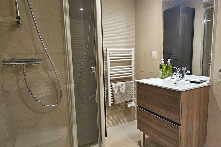 Entire apartment, Domaine de la Ferrière - Garden apartment in wooded grounds, pets welcome in Charbonnières-les-Bains, Lyon region