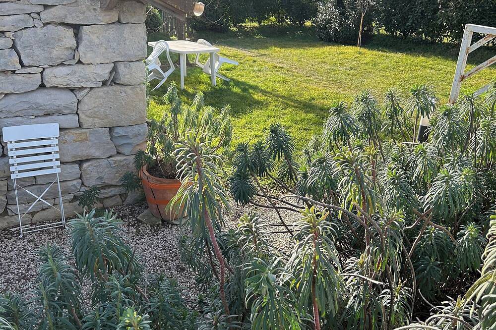 Le Clos du Mûrier est situé à la campagne sur le Gr 36, à proximité du golf, in Villefranche-de-Rouergue, Aveyron