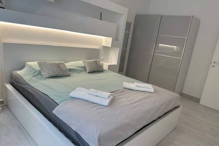 Entire apartment, Brand new first floor apartment with frontal sea view, 20 m from the sea. in La Ciaccia, Valledoria