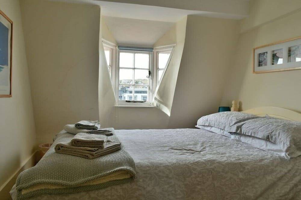Entire apartment, Cosy character apartment overlooking historic harbour and beach in West Bay, West Dorset Heritage Coast