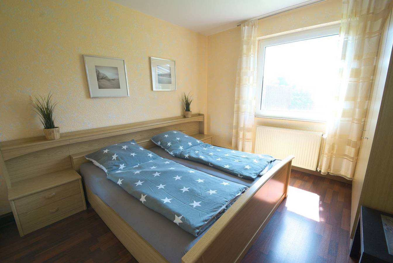 Strandnaher Ferienbungalow in Norddeich mit großzügigem eingezäuntem Garte in Strand Norddeich, Norddeich