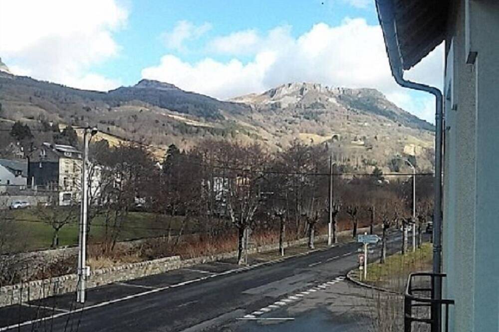 Apartamento entero, Au Doux Ombrages: tranquila T2 en el primer piso con balcón in La Bourboule, Parque Natural Regional Volcans d'Auvergne