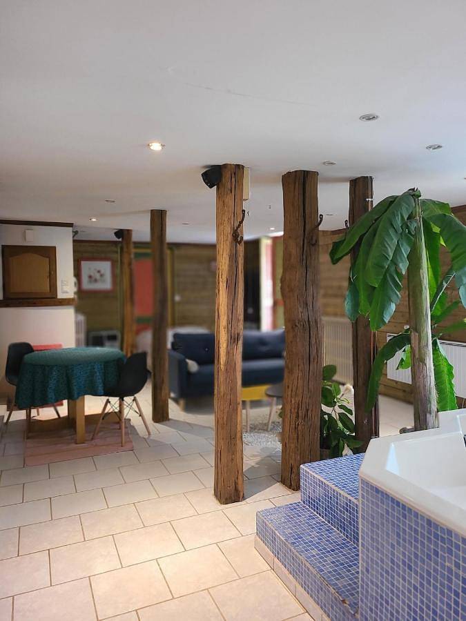 Appartement entier, Mon Jacuzzi privé sur les pas de Compostelle in Saint-Léonard-de-Noblat, Région de Limoges