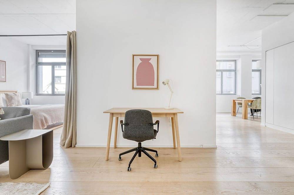 Entire apartment, Tasteful Altstetten 4 Room, 2 mins walk to market, by Blueground in Zurich, Zurich district