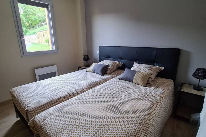 Gîte pour 4 personnes, avec terrasse ainsi que jardin et piscine à Saint-Léon-sur-Vézère - 4