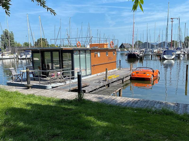 Vakantiefriesland — Einzigartiges Hausboot Warns mit eigenem schwimmenden Steg und Terrasse in Ijsselmeer