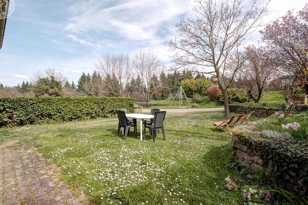 Casa rural con terraza, jardín, juegos y chimenea in Saint-Médard-en-Forez, Montbrison