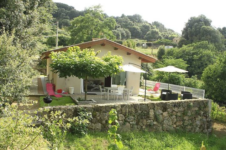 Gîte pour 2 personnes, avec jardin à Eccica-Suarella