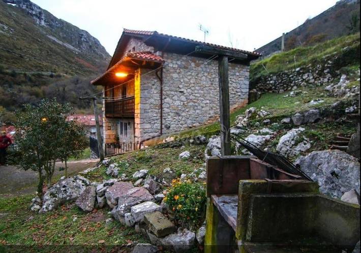 Casa rural para 8 personas, con Balcón y Terraza además de Jardín y Vistas en Peñamellera Baja