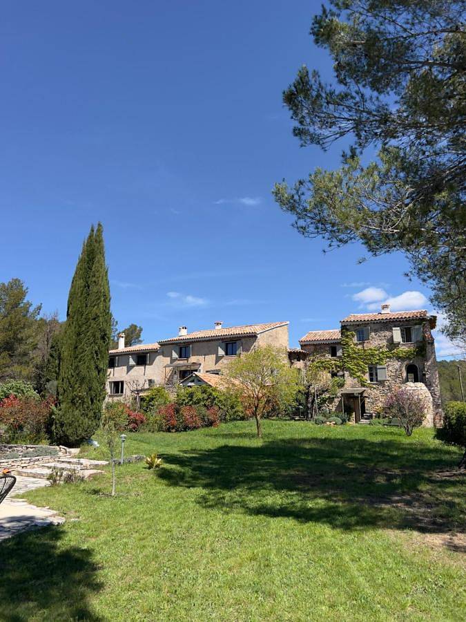 Maison d’hôte pour 2 personnes, avec jardin ainsi que vue et piscine à Cotignac