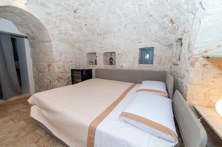 Elegant trulli and lamia for exclusive use, with heated pool. in Putignano, Region de Bari