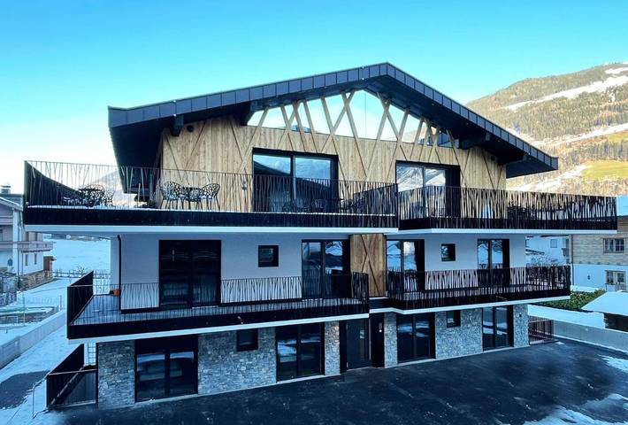 Ferienhaus für 20 Personen, mit Sauna und Whirlpool sowie Terrasse und Pool, mit Haustier im Zillertal