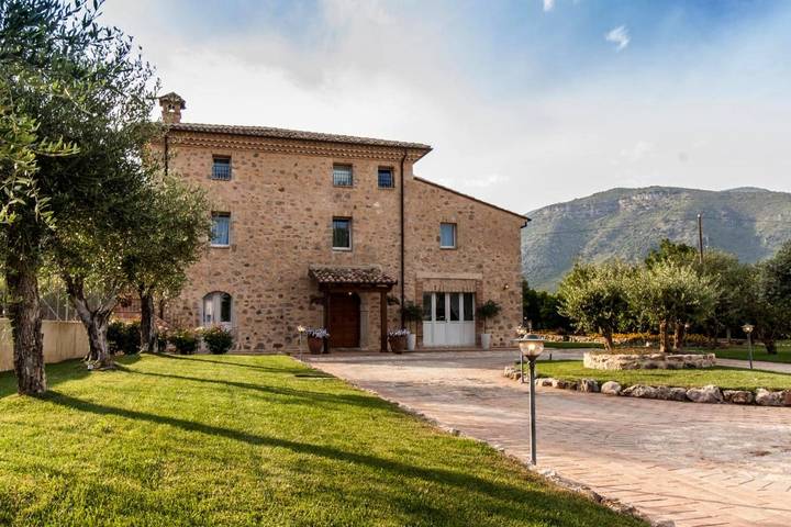 Casa vacanza per 4 persone, con Idromassaggio e Terrazza nonché Giardino e Piscina a Monte San Biagio