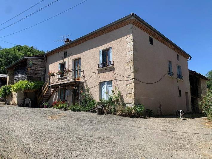 Location de vacances pour 4 personnes, avec jardin ainsi que vue et terrasse à Tourtouse