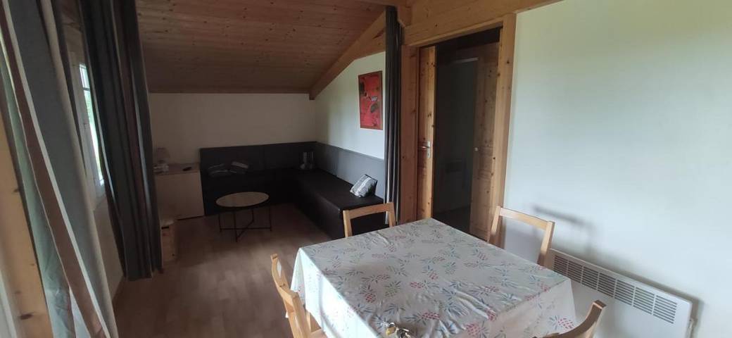 Location de vacances pour 2 personnes, avec vue ainsi que piscine et jardin, animaux acceptés à Veyrines-de-Domme - 3